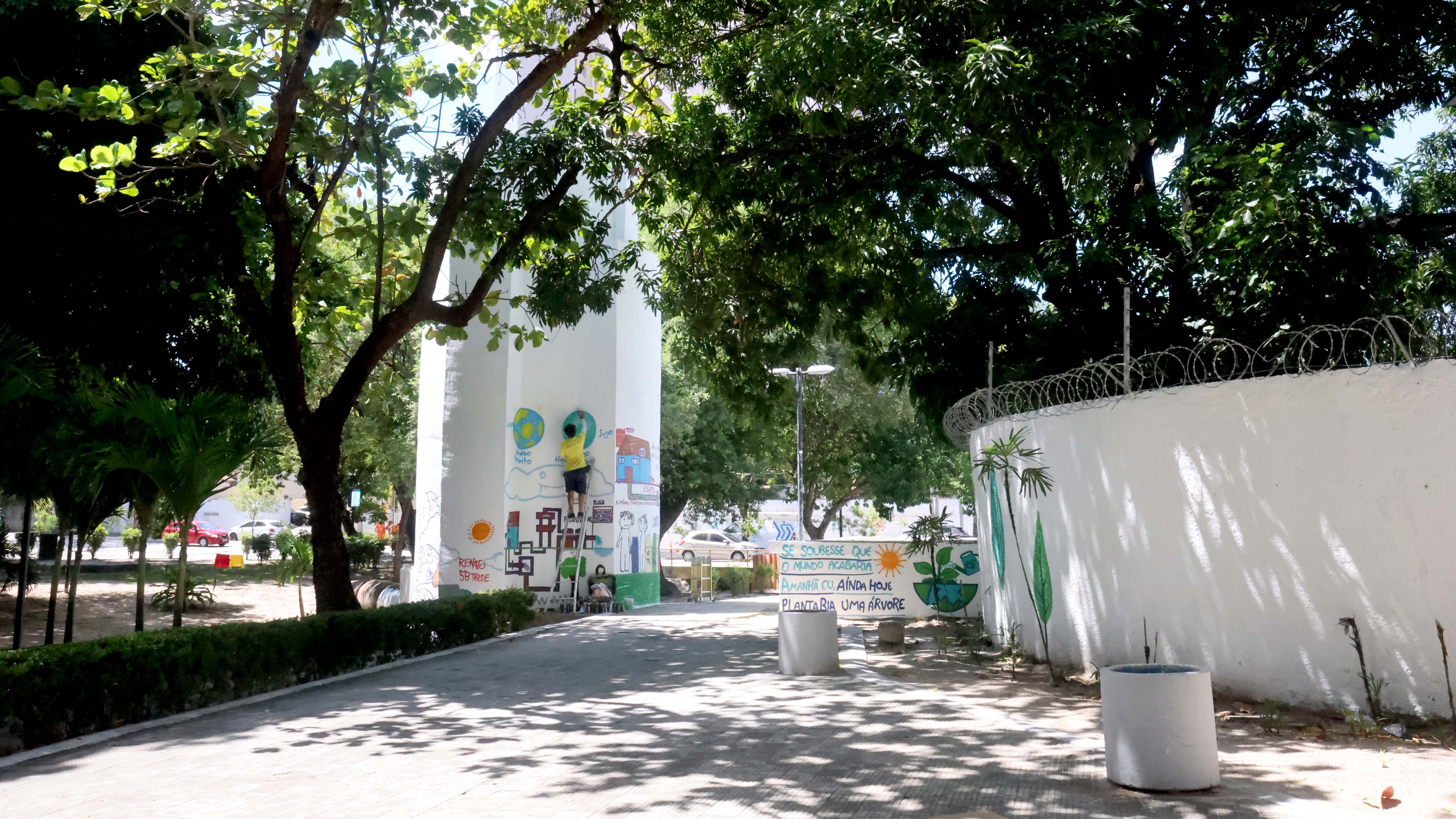 imagem aberta do muro externo da escola Alba Frota que está sendo pintado